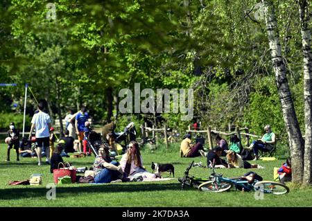 ©PHOTOPQR/L'EST REPUBLICAIN/ALEXANDRE MARCHI ; NANCY ; 25/04/2021 ; METEOROLOGIE - METEO - PRINTEMPS - BEAU TEMPS - CHALEUR - CRISE SANITAIRE. Parc Sainte-Marie, Nancy 25 April 2021. Chaleur et beau temps pour pique-niquer dans les pelouses du Parc. FOTO Alexandre MARCHI. - 2021/04/25. Frühlingswetter in dieser Woche Stockfoto