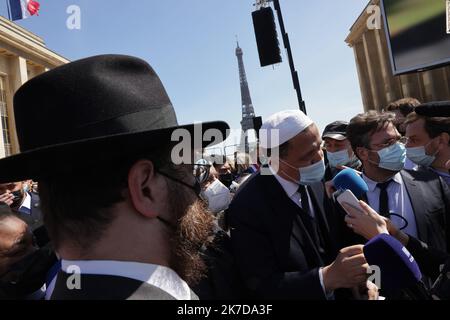 ©PHOTOPQR/LE PARISIEN/Philippe de Poulpiquet ; Paris ; 25/04/2021 ; Paris (75), le 25 avril 2021. Meurtre de Sarah Halimi : Manifestations au Trocadéro ce dimanche pour réclamer « Justice ». Le représentant des musulmans de France. - 2021/04/25. Demonstration über den Mord an Halimi wegen 'Gerechtigkeit'. Sarah Halimi war eine pensionierte französische Ärztin und Lehrerin, die am 4. April 2017 von ihrem Nachbarn in ihrer Wohnung angegriffen und getötet wurde. Die Umstände des Mordes – einschließlich der Tatsache, dass Halimi der einzige jüdische Bewohner in ihrem Gebäude war und dass der Angreifer Allahu akbar durin rief Stockfoto