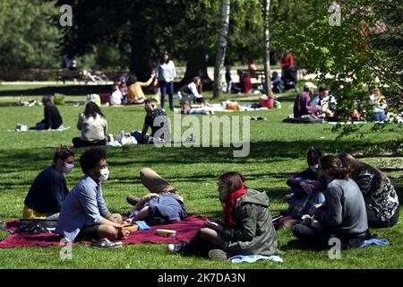 ©PHOTOPQR/L'EST REPUBLICAIN/ALEXANDRE MARCHI ; NANCY ; 25/04/2021 ; METEOROLOGIE - METEO - PRINTEMPS - BEAU TEMPS - CHALEUR - CRISE SANITAIRE. Parc Sainte-Marie, Nancy 25 April 2021. Chaleur et beau temps pour pique-niquer dans les pelouses du Parc. FOTO Alexandre MARCHI. - 2021/04/25. Frühlingswetter in dieser Woche Stockfoto