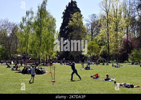 ©PHOTOPQR/L'EST REPUBLICAIN/ALEXANDRE MARCHI ; NANCY ; 25/04/2021 ; METEOROLOGIE - METEO - PRINTEMPS - BEAU TEMPS - CHALEUR - CRISE SANITAIRE. Parc Sainte-Marie, Nancy 25 April 2021. Jeu en plein air pour profiter de la chaleur et du beau temps. FOTO Alexandre MARCHI. - 2021/04/25. Frühlingswetter in dieser Woche Stockfoto