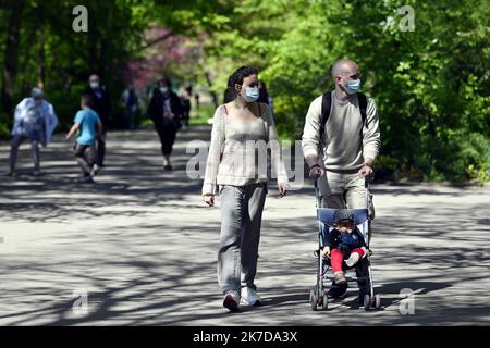 ©PHOTOPQR/L'EST REPUBLICAIN/ALEXANDRE MARCHI ; NANCY ; 25/04/2021 ; METEOROLOGIE - METEO - PRINTEMPS - BEAU TEMPS - CHALEUR - CRISE SANITAIRE. Parc Sainte-Marie, Nancy 25 April 2021. Promenade à l'ombre dans les allées du Parc. FOTO Alexandre MARCHI. - 2021/04/25. Frühlingswetter in dieser Woche Stockfoto