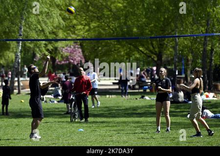 ©PHOTOPQR/L'EST REPUBLICAIN/ALEXANDRE MARCHI ; NANCY ; 25/04/2021 ; METEOROLOGIE - METEO - PRINTEMPS - BEAU TEMPS - CHALEUR - CRISE SANITAIRE. Parc Sainte-Marie, Nancy 25 April 2021. Jeu en plein air pour profiter de la chaleur et du beau temps. FOTO Alexandre MARCHI. - 2021/04/25. Frühlingswetter in dieser Woche Stockfoto