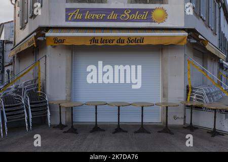 ©Nicolas Landemard / Le Pictorium/MAXPPP - Nicolas Landemard / Le Pictorium - 10/4/2021 - Frankreich / Charente-Maritime / Ile de Re - Panneaux d'indication d'un Centre de impfung anti-COVID a Saint Martin de Re. / 10/4/2021 - Frankreich / Charente-Maritime (französisches Departement) / Insel Re - Schilder, die auf ein Anti-COVID-Impfzentrum in Saint Martin de Re hinweisen. Stockfoto