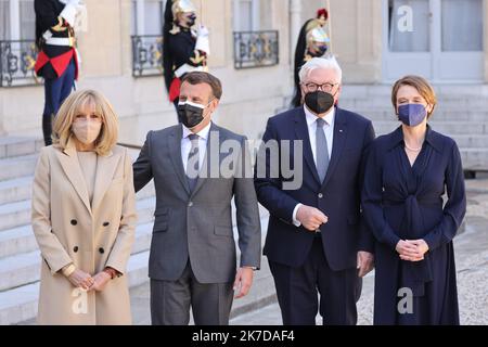 ©PHOTOPQR/LE PARISIEN/Arnaud Journois ; PARIS ; 26/04/2021 ; LE PRESIDENT DE LA REPUBLIQUE EMMANUEL MACRON RECOIT LE PRESIDENT DE LA REPUBLIQUE FEDERALE D'ALLEMAGNE FRANK WALTER STEINMEIER AU PALAIS DE L'ELYSEE POUR UN DEJEUNER DE TRAVAIL / ICI AVEC BRIGITTE MACRON der französische Präsident Emmanuel Macron (2-L) und die französische First Lady Brigitte Macron (L) begrüßen den deutschen Präsidenten Frank-Walter Steinmeier (2-R) Und seine Frau Elke Buedenbender (R) bei ihrer Ankunft am 26. April 2021 im Elysée-Palast in Paris, Frankreich. Stockfoto