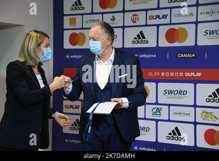 ©PHOTOPQR/LE PROGRES/Richard MOUILLAUD - Décines-Charpieu 27/04/2021 - LE 27/04/2021 Sonia Bompastor nouvelle entraineure de l' OL féminin -Sonia Bompastor nouvelle entraineure de l' OL féminin après le départ de JeanLucVasseur Foto Jean Michel Aulas Sonia Bompastor Lyon, Frankreich, april 27. 2021. Sonia Bompastor, neue Trainerin des Lyoner Frauenteams Stockfoto