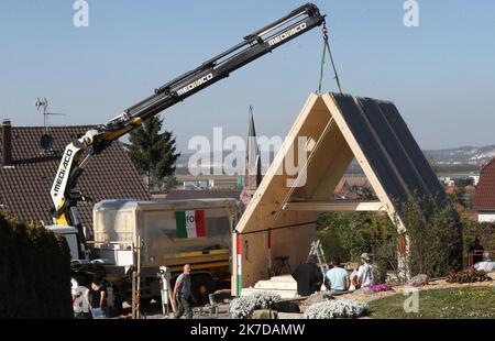 ©PHOTOPQR/L'ALSACE/Darek SZUSTER ; Blotzheim ; 27/04/2021 ; L'Installation de la première en Europe maison pliable sur le Terrain de Valérie Meyer à Blotzheim le 26 avril 2021. - Frankreich Installation des ersten klappbaren Hauses in Europa auf dem Gelände von Valérie Meyer in Blotzheim am 26. April 2021. Stockfoto