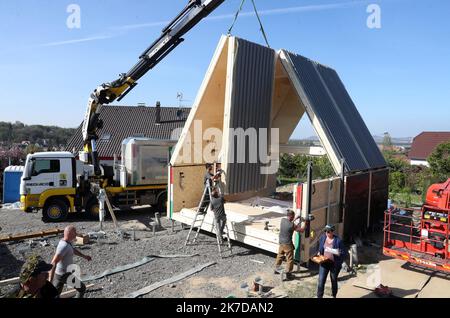 ©PHOTOPQR/L'ALSACE/Darek SZUSTER ; Blotzheim ; 27/04/2021 ; L'Installation de la première en Europe maison pliable sur le Terrain de Valérie Meyer à Blotzheim le 26 avril 2021. - Frankreich Installation des ersten klappbaren Hauses in Europa auf dem Gelände von Valérie Meyer in Blotzheim am 26. April 2021. Stockfoto