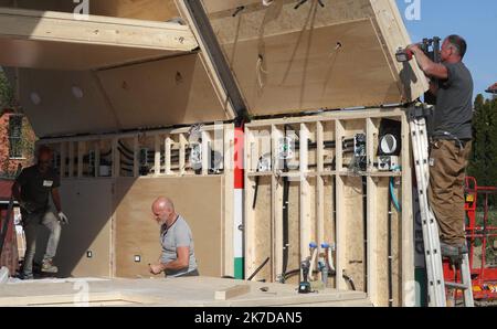 ©PHOTOPQR/L'ALSACE/Darek SZUSTER ; Blotzheim ; 27/04/2021 ; L'Installation de la première en Europe maison pliable sur le Terrain de Valérie Meyer à Blotzheim le 26 avril 2021. - Frankreich Installation des ersten klappbaren Hauses in Europa auf dem Gelände von Valérie Meyer in Blotzheim am 26. April 2021. Stockfoto