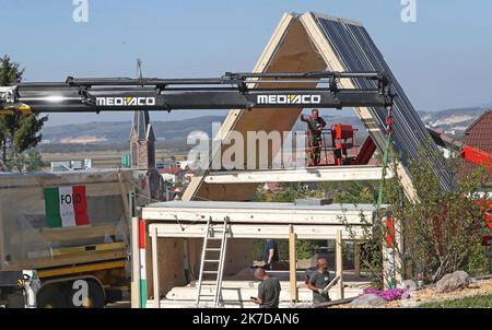 ©PHOTOPQR/L'ALSACE/Darek SZUSTER ; Blotzheim ; 27/04/2021 ; L'Installation de la première en Europe maison pliable sur le Terrain de Valérie Meyer à Blotzheim le 26 avril 2021. - Frankreich Installation des ersten klappbaren Hauses in Europa auf dem Gelände von Valérie Meyer in Blotzheim am 26. April 2021. Stockfoto