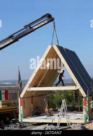 ©PHOTOPQR/L'ALSACE/Darek SZUSTER ; Blotzheim ; 27/04/2021 ; L'Installation de la première en Europe maison pliable sur le Terrain de Valérie Meyer à Blotzheim le 26 avril 2021. - Frankreich Installation des ersten klappbaren Hauses in Europa auf dem Gelände von Valérie Meyer in Blotzheim am 26. April 2021. Stockfoto