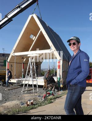 ©PHOTOPQR/L'ALSACE/Darek SZUSTER ; Blotzheim ; 27/04/2021 ; La propriétaire de la maison pose devant le Premier Module de sa maison pliable. L'Installation de la première maison pliable sur le Terrain de Valérie Meyer à Blotzheim le 26 avril 2021. - Frankreich Installation des ersten klappbaren Hauses in Europa auf dem Gelände von Valérie Meyer in Blotzheim am 26. April 2021. Stockfoto