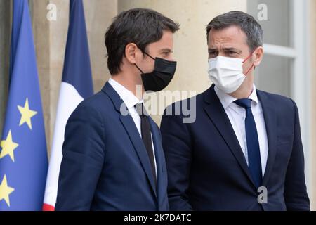 ©Sadak Souici / Le Pictorium/MAXPPP - Sadak Souici / Le Pictorium - 28/4/2021 - Frankreich / Ile-de-France / Paris - M. Gabriel ATTAL, Porte-parole du Gouvernement et Le Ministre des Solidarites et de la Sante, Olivier Veran en sortie du Conseil des Ministres, au Palais de l'Elysee le 28 April 2021. / 28/4/2021 - Frankreich / Ile-de-France (Region) / Paris - Gabriel ATTAL, Regierungssprecher und Minister für Solidarität und Gesundheit, Olivier Veran, beim Austritt aus dem Ministerrat am 28. April 2021 im Elysee-Palast. Stockfoto