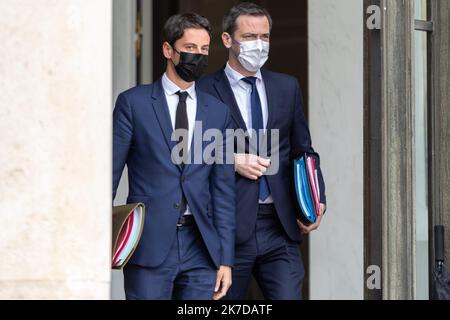 ©Sadak Souici / Le Pictorium/MAXPPP - Sadak Souici / Le Pictorium - 28/4/2021 - Frankreich / Ile-de-France / Paris - M. Gabriel ATTAL, Porte-parole du Gouvernement et Le Ministre des Solidarites et de la Sante, Olivier Veran en sortie du Conseil des Ministres, au Palais de l'Elysee le 28 April 2021. / 28/4/2021 - Frankreich / Ile-de-France (Region) / Paris - Gabriel ATTAL, Regierungssprecher und Minister für Solidarität und Gesundheit, Olivier Veran, beim Austritt aus dem Ministerrat am 28. April 2021 im Elysee-Palast. Stockfoto