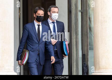 ©Sadak Souici / Le Pictorium/MAXPPP - Sadak Souici / Le Pictorium - 28/4/2021 - Frankreich / Ile-de-France / Paris - M. Gabriel ATTAL, Porte-parole du Gouvernement et Le Ministre des Solidarites et de la Sante, Olivier Veran en sortie du Conseil des Ministres, au Palais de l'Elysee le 28 April 2021. / 28/4/2021 - Frankreich / Ile-de-France (Region) / Paris - Gabriel ATTAL, Regierungssprecher und Minister für Solidarität und Gesundheit, Olivier Veran, beim Austritt aus dem Ministerrat am 28. April 2021 im Elysee-Palast. Stockfoto