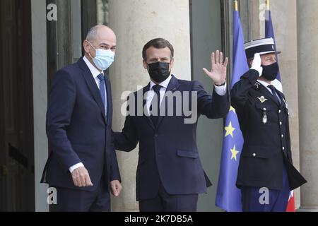 ©Sebastien Muylaert/MAXPPP - der französische Präsident Emmanuel Macron steht mit dem slowenischen Premierminister Janez Jansa bei seiner Ankunft im Präsidentenpalast von Elysee zu einem Arbeitsessen in Paris, Frankreich, auf dem Posen. 29.04.2021 Stockfoto