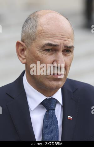 ©Sebastien Muylaert/MAXPPP - Sloweniens Premierminister Janez Jansa spricht nach seiner Ankunft im Präsidentenpalast von Elysee vor einem Arbeitsessen mit dem französischen Präsidenten in Paris, Frankreich, an die Presse. 29.04.2021 Stockfoto