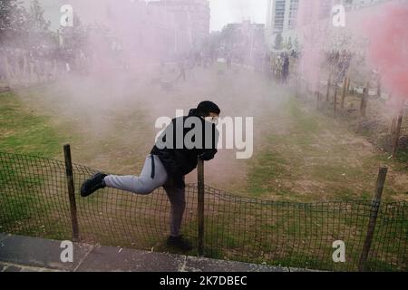 ©Jan Schmidt-Whitley/Le Pictorium/MAXPPP - Jan Schmidt-Whitley/Le Pictorium - 01/05/2021 - Frankreich / Ile-de-France / Paris - UN homme passe au dessus d'un grillage pour rejoindre la Manifestation. Plusieurs dizaines de miers de personnes se sont rassemblees a Paris pour manifester a l'occasion des feises du 1er Mai a l'appel de nombreux syndicats. Des heurts ont eclate tout au long de la journee, les Manifestants ont finalement pu rejoindre la place de la Nation sous Haute Presence policiere. / 01/05/2021 - Frankreich / Ile-de-France (Region) / Paris - mehrere Zehntausende Menschen g Stockfoto