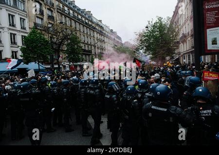 ©Jan Schmidt-Whitley/Le Pictorium/MAXPPP - Jan Schmidt-Whitley/Le Pictorium - 01/05/2021 - Frankreich / Ile-de-France / Paris - Lourd dispositif policier en amont de la Manifestation. Plusieurs dizaines de miers de personnes se sont rassemblees a Paris pour manifester a l'occasion des feises du 1er Mai a l'appel de nombreux syndicats. Des heurts ont eclate tout au long de la journee, les Manifestants ont finalement pu rejoindre la place de la Nation sous Haute Presence policiere. / 01/05/2021 - Frankreich / Ile-de-France (Region) / Paris - mehrere Zehntausende Menschen versammelten sich in Paris Stockfoto