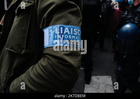 ©Jan Schmidt-Whitley/Le Pictorium/MAXPPP - Jan Schmidt-Whitley/Le Pictorium - 01/05/2021 - Frankreich / Ile-de-France / Paris - L'officier de Liaison-presse de la prefecture de Police de Paris Pendant la Manifestation. Plusieurs dizaines de miers de personnes se sont rassemblees a Paris pour manifester a l'occasion des feises du 1er Mai a l'appel de nombreux syndicats. Des heurts ont eclate tout au long de la journee, les Manifestants ont finalement pu rejoindre la place de la Nation sous Haute Presence policiere. / 01/05/2021 - Frankreich / Ile-de-France (Region) / Paris - mehrere zehn Stockfoto