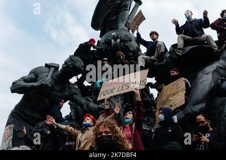 ©Jan Schmidt-Whitley/Le Pictorium/MAXPPP - Jan Schmidt-Whitley/Le Pictorium - 01/05/2021 - Frankreich / Ile-de-France / Paris - des jeunes sur la Statue au Milieu de la Place de la Nation a la fin de la Manifestation. Plusieurs dizaines de miers de personnes se sont rassemblees a Paris pour manifester a l'occasion des feises du 1er Mai a l'appel de nombreux syndicats. Des heurts ont eclate tout au long de la journee, les Manifestants ont finalement pu rejoindre la place de la Nation sous Haute Presence policiere. / 01/05/2021 - Frankreich / Ile-de-France (Region) / Paris - mehrere zehn davon Stockfoto