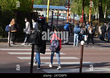 ©PHOTOPQR/VOIX DU Nord/BONNIERE Pascal ; 03/05/2021 ; Villeneuve d'ascq 3mai 2021 Villeneuve d'ascq - retour au collègeaprès 1 mois de distanciel et vacances rentree scolaire college le triolo Mai 3. 2021 Französisch Schüler zurück zur Mittelschule nach 1 Monat zu Hause und an Feiertagen wegen covid-19 Einschränkungen Stockfoto