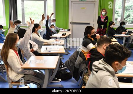 ©PHOTOPQR/VOIX DU Nord/BONNIERE Pascal ; 03/05/2021 ; Villeneuve d'ascq 3mai 2021 Villeneuve d'ascq - retour au collègeaprès 1 mois de distanciel et vacances rentree scolaire college le triolo Mai 3. 2021 Französisch Schüler zurück zur Mittelschule nach 1 Monat zu Hause und an Feiertagen wegen covid-19 Einschränkungen Stockfoto