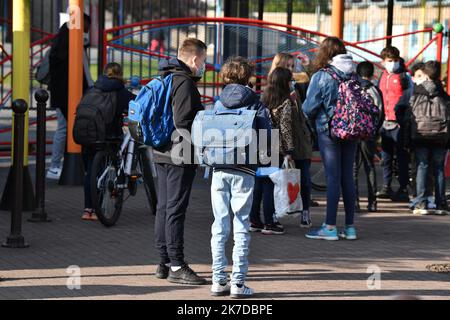 ©PHOTOPQR/VOIX DU Nord/BONNIERE Pascal ; 03/05/2021 ; Villeneuve d'ascq 3mai 2021 Villeneuve d'ascq - retour au collègeaprès 1 mois de distanciel et vacances rentree scolaire college le triolo Mai 3. 2021 Französisch Schüler zurück zur Mittelschule nach 1 Monat zu Hause und an Feiertagen wegen covid-19 Einschränkungen Stockfoto