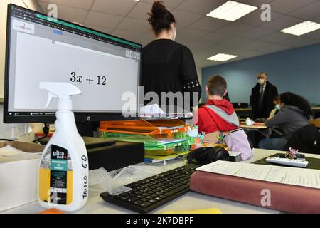 ©PHOTOPQR/VOIX DU Nord/BONNIERE Pascal ; 03/05/2021 ; Villeneuve d'ascq 3mai 2021 Villeneuve d'ascq - retour au collègeaprès 1 mois de distanciel et vacances rentree scolaire college le triolo Mai 3. 2021 Französisch Schüler zurück zur Mittelschule nach 1 Monat zu Hause und an Feiertagen wegen covid-19 Einschränkungen Stockfoto