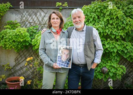 ©PHOTOPQR/BERRY REPUBLICAIN/PIERRICK DELOBELLE ; ; 27/04/2021 ; Cécile et Didier Noyer, parents d'Arthur Noyer, victime présumée de Nordahl Lelandais une semaine avant le début du procès qui commencera lundi 3 Mai à -Chambéry, le 27-04-21 chez eux à Bourges Bourges, Frankreich, april 27. 2021 Cécile und Didier Noyer, Eltern von Arthur Noyer, Opfer von Nordahl Lelandais. Am 3. 2021. Mai wird in Chambéry der erste Prozess gegen Nordahl Lelandais eröffnet. Nordahl Lelandais, 38, erscheint vom Montag, dem 3. Mai, vor dem Assize-Gericht von Savoyen wegen des Mordes in der Nacht vom 11. Auf den 12. April 2017 in Chambéry, Arthu Stockfoto