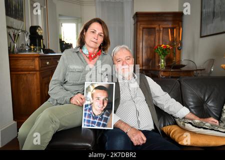 ©PHOTOPQR/BERRY REPUBLICAIN/PIERRICK DELOBELLE ; ; 27/04/2021 ; Cécile et Didier Noyer, parents d'Arthur Noyer, victime présumée de Nordahl Lelandais une semaine avant le début du procès qui commencera lundi 3 Mai à -Chambéry, le 27-04-21 chez eux à Bourges Bourges, Frankreich, april 27. 2021 Cécile und Didier Noyer, Eltern von Arthur Noyer, Opfer von Nordahl Lelandais. Am 3. 2021. Mai wird in Chambéry der erste Prozess gegen Nordahl Lelandais eröffnet. Nordahl Lelandais, 38, erscheint vom Montag, dem 3. Mai, vor dem Assize-Gericht von Savoyen wegen des Mordes in der Nacht vom 11. Auf den 12. April 2017 in Chambéry, Arthu Stockfoto