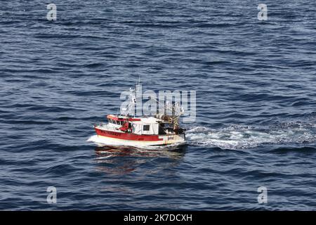 â©PHOTOPQR/LE TELEGRAM/Lionel Le Saux ; SAINT-BRIEUC ; 07/05/2021 ; FOTO Lionel Le Saux / LE TELEGRAM. SAINT-BRIEUC (22) : 75 bateaux de pecheurs ont pris la mer, ce venderredi matin, pour manifester contre le chantier du parc eolien en baie de Saint-Brieuc. Kommt pres de lâ €™Aeolus lâ €™un des bateaux de la societe Van Oord, sous-traitant dâ €™Ailes Marines, la societe en Charge du chantier, les pecheurs ont nodammment Reifen des fusees de detresse. A 10 h 30, les pÃªcheurs ont beginnen Ã quitter la Zone pour regagner leurs Ports dâ €™attache. - 75 fishermenâ €™s Boote setzen Segel am Freitag morgen Stockfoto