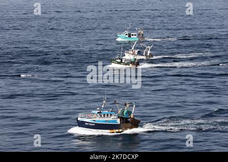 â©PHOTOPQR/LE TELEGRAM/Lionel Le Saux ; SAINT-BRIEUC ; 07/05/2021 ; FOTO Lionel Le Saux / LE TELEGRAM. SAINT-BRIEUC (22) : 75 bateaux de pecheurs ont pris la mer, ce venderredi matin, pour manifester contre le chantier du parc eolien en baie de Saint-Brieuc. Kommt pres de lâ €™Aeolus lâ €™un des bateaux de la societe Van Oord, sous-traitant dâ €™Ailes Marines, la societe en Charge du chantier, les pecheurs ont nodammment Reifen des fusees de detresse. A 10 h 30, les pÃªcheurs ont beginnen Ã quitter la Zone pour regagner leurs Ports dâ €™attache. - 75 fishermenâ €™s Boote setzen Segel am Freitag morgen Stockfoto