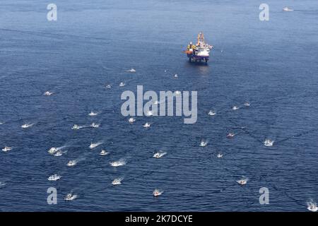 â©PHOTOPQR/LE TELEGRAM/Lionel Le Saux ; SAINT-BRIEUC ; 07/05/2021 ; FOTO Lionel Le Saux / LE TELEGRAM. SAINT-BRIEUC (22) : 75 bateaux de pecheurs ont pris la mer, ce venderredi matin, pour manifester contre le chantier du parc eolien en baie de Saint-Brieuc. Kommt pres de lâ €™Aeolus lâ €™un des bateaux de la societe Van Oord, sous-traitant dâ €™Ailes Marines, la societe en Charge du chantier, les pecheurs ont nodammment Reifen des fusees de detresse. A 10 h 30, les pÃªcheurs ont beginnen Ã quitter la Zone pour regagner leurs Ports dâ €™attache. - 75 fishermenâ €™s Boote setzen Segel am Freitag morgen Stockfoto