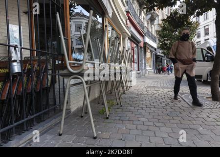 ©Nicolas Landemard / Le Pictorium/MAXPPP - Nicolas Landemard / Le Pictorium - 7/5/2021 - Belgique / Bruxelles / Bruxelles - A la veille de la reouverture officielle des Terrasses de Cafés et Restaurants dans la capitale belge, apres des mois de fermeture, les acteurs du secteur sont dans les preparatifs. Officiellement, seuls les Terrasses autorenmiers a l'ouverture. / 7/5/2021 - Belgien / Brüssel / Brüssel - am Vorabend der offiziellen Wiedereröffnung der Terrassen von Cafés und Restaurants in der belgischen Hauptstadt, nach Monaten der Schließung, sind die Akteure des Sektors in Vorbereitung. Offiziell, auf Stockfoto