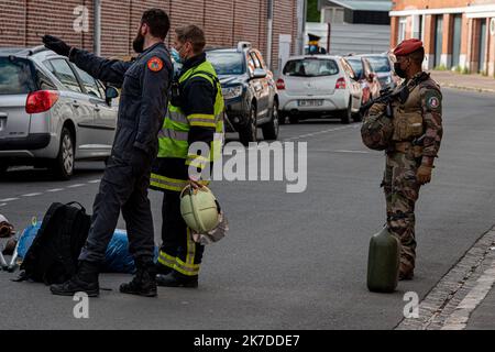 ©PHOTOPQR/VOIX DU Nord/BONNIERE Pascal ; Lille 08/05/2021 Intervention du deminage pour une voiture suspect avec une Plaque allemande rue des Magasins proche de la caserne militaire Lille, Frankreich, Mai 8. 2021. Intervention der Entminung für ein verdächtiges Auto mit einem deutschen Schild auf der Straße der Geschäfte in der Nähe der Militärbaracken Stockfoto