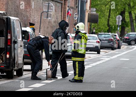 ©PHOTOPQR/VOIX DU Nord/BONNIERE Pascal ; Lille 08/05/2021 Intervention du deminage pour une voiture suspect avec une Plaque allemande rue des Magasins proche de la caserne militaire Lille, Frankreich, Mai 8. 2021. Intervention der Entminung für ein verdächtiges Auto mit einem deutschen Schild auf der Straße der Geschäfte in der Nähe der Militärbaracken Stockfoto