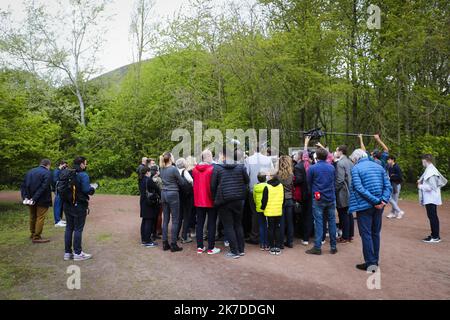 ©PHOTOPQR/VOIX DU NORD/COURBE ; 08/05/2021 ; POLITIQUE CAMPAGNE REGIONALES ERIC DUPOND MORETTI RT LAURENTPIETRASZEWSKI AUX TERRILS DE LOOS EN GOHELLE LE 8 MAI 2021. Loos e, Gohelle, Frankreich, Mai 8. 2021. Der französische Justizminister Eric Dupond Moretti fordert die Regionalwahlen heraus Stockfoto