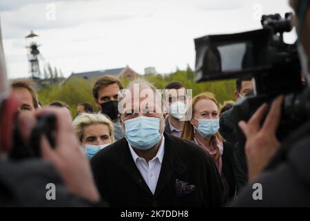 ©PHOTOPQR/VOIX DU NORD/COURBE ; 08/05/2021 ; POLITIQUE CAMPAGNE REGIONALES ERIC DUPOND MORETTI RT LAURENT PIETRASZEWSKI AUX TERRILS DE LOOS EN GOHELLE LE 8 MAI 2021. Loos e, Gohelle, Frankreich, Mai 8. 2021. Der französische Justizminister Eric Dupond Moretti fordert die Regionalwahlen heraus Stockfoto