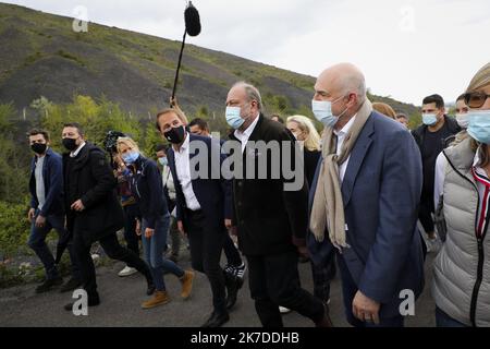 ©PHOTOPQR/VOIX DU NORD/COURBE ; 08/05/2021 ; POLITIQUE CAMPAGNE REGIONALES ERIC DUPOND MORETTI RT LAURENT PIETRASZEWSKI AUX TERRILS DE LOOS EN GOHELLE LE 8 MAI 2021. Loos e, Gohelle, Frankreich, Mai 8. 2021. Der französische Justizminister Eric Dupond Moretti fordert die Regionalwahlen heraus Stockfoto