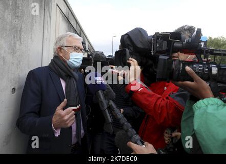 ©PHOTOPQR/LA PROVENCE/REY Jérôme ; Avignon ; 11/05/2021 ; Avignon Faits divers meurtre de Eric Masson policier abbatu lors du controlre d'un Point de Deal vente de stupefiants a Avignon le 5 Mai Arrivee des suspects au palais de Justice Ici l'avocat du meurtrier assume le batonnier Louis Alain Lemaire - Avignon, Frankreich, 11. 2021. Mai Mord an dem Polizeibeamten Eric Masson während einer Drogenkontrolle : Ankunft von Verdächtigen im Gerichtsgebäude Stockfoto