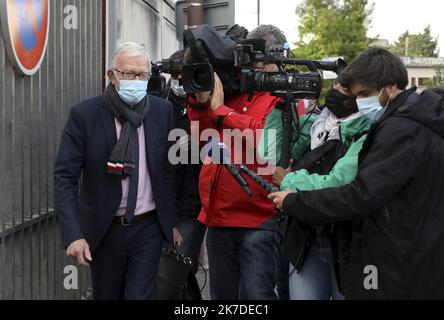 ©PHOTOPQR/LA PROVENCE/REY Jérôme ; Avignon ; 11/05/2021 ; Avignon Faits divers meurtre de Eric Masson policier abbatu lors du controlre d'un Point de Deal vente de stupefiants a Avignon le 5 Mai Arrivee des suspects au palais de Justice Ici l'avocat du meurtrier assume le batonnier Louis Alain Lemaire - Avignon, Frankreich, 11. 2021. Mai Mord an dem Polizeibeamten Eric Masson während einer Drogenkontrolle : Ankunft von Verdächtigen im Gerichtsgebäude Stockfoto