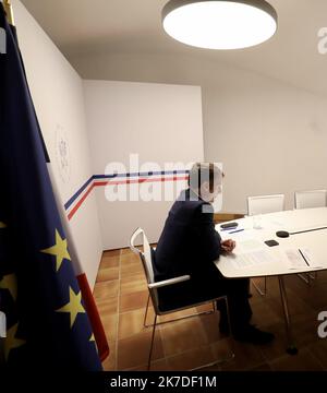 ©PHOTOPQR/NICE MATIN/Luc Boutria ; ; ; 14/05/2021 ; Emmanuel Macron au fort de Brégançon pour le week-end de l'Ascension C'est depuis le Var que le président de la République tiendra un sommet virtuel contre les contenus terroristes et extrémistes violents en ligne, deux ans jour pour jour après le Massacre de Christchurch (Nouvelle-Zélande). - 2021/05/14. Emmanuel Macron in Fort Brégançon zum Himmelfahrtswochenende aus Südfrankreich hält der Präsident der Republik online einen virtuellen Gipfel gegen terroristische Inhalte und gewalttätige Extremisten ab. Stockfoto