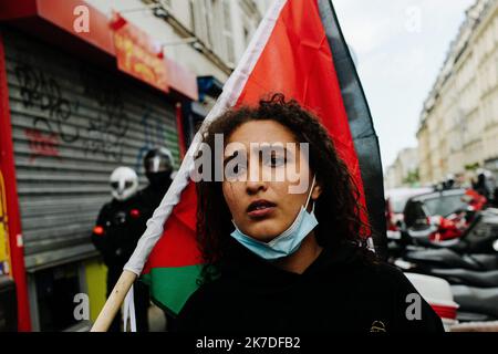 ©Jan Schmidt-Whitley/Le Pictorium/MAXPPP - Jan Schmidt-Whitley/Le Pictorium - 15/05/2021 - Frankreich / Paris / Paris - Une jeune femme dans les rues de Paris avec un drapeau palestinien. En depit de l'Interdiction de la Manifestation par la prefecture de Paris, des Milliers de personnes se sont rassemblees dans les rues de Paris pour montrer leur soutien a Gaza et leur Opposition a la politique israelienne. De nombreux petits groupes de Manifest de sont promenes principalement dans le nord de la capitale. Des heurts ont eu lieu pres de la Porte de Clignancourt. / 15/05/2021 - Frankreich / Paris / Stockfoto