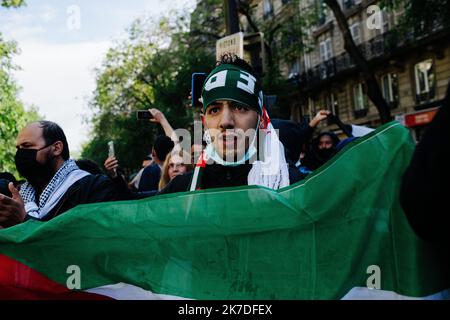 ©Jan Schmidt-Whitley/Le Pictorium/MAXPPP - Jan Schmidt-Whitley/Le Pictorium - 15/05/2021 - Frankreich / Paris / Paris - UN Manifest sur le Boulevard Magenta avec un drapeau palestinien face au Canon a Eau de la Police. En depit de l'Interdiction de la Manifestation par la prefecture de Paris, des Milliers de personnes se sont rassemblees dans les rues de Paris pour montrer leur soutien a Gaza et leur Opposition a la politique israelienne. De nombreux petits groupes de Manifest de sont promenes principalement dans le nord de la capitale. Des heurts ont eu lieu pres de la Porte de Clignancour Stockfoto