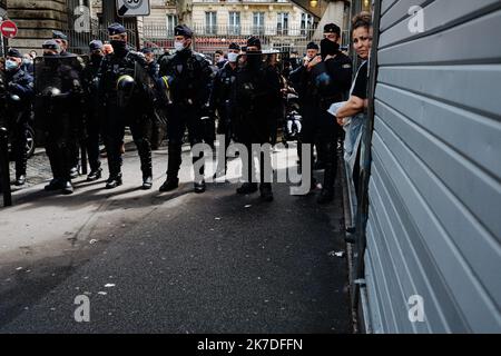 ©Jan Schmidt-Whitley/Le Pictorium/MAXPPP - Jan Schmidt-Whitley/Le Pictorium - 15/05/2021 - Frankreich / Paris / Paris - en depit de l'Interdiction de la Manifestation par la prefecture de Paris, Des Milliers de personnes se sont rassemblees dans les rues de Paris pour montrer leur soutien a Gaza et leur opposition a la politique israelienne. De nombreux petits groupes de Manifest de sont promenes principalement dans le nord de la capitale. Des heurts ont eu lieu pres de la Porte de Clignancourt. / 15/05/2021 - Frankreich / Paris / Paris - Trotz des Demonstrationsverbots der Präfektur Paris Stockfoto