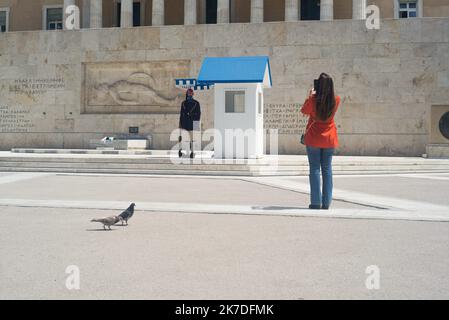 ©Pierre Berthuel / Le Pictorium/MAXPPP - Pierre Berthuel / Le Pictorium - 19/4/2021 - Grece / CycladesCyclade / Athenes - Devant le parlement, seule, une dame prend en photo un Evzone ( Garde grec) qui vient d'effectuer la releve. Athen quelques jours avant le lancement de la Saison touristique. La ville preparent les musee et Monument historique a la venue des touristes. Es gibt keine Touristenaufenthalten. / 19/4/2021 - Griechenland / ? CycladesCyclade ? / Athen - allein vor dem parlament macht eine Dame ein Foto von einer Evzone (Griechische Garde), die gerade die Erleichterung geleistet hat. Athen ein paar da Stockfoto