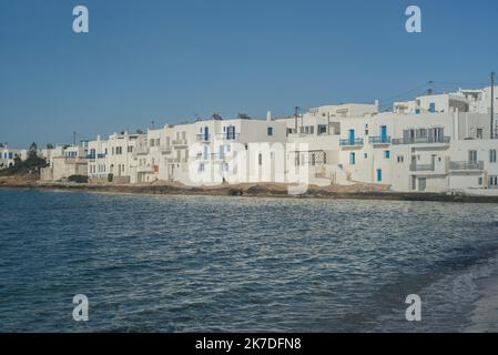 ©Pierre Berthuel / Le Pictorium/MAXPPP - Pierre Berthuel / Le Pictorium - 15/4/2021 - Grece / Cyclades / Paros - Vue des Maisons de la baie de Naoussa. l'ile de Paros. Grece. Sur l'ile de Paros dans les cyclades Grecs les professionels du tourisme preparent le lancement de la Saison touristique. Le Plan de impfung s'accelere sur les ile et les mesures sanitaire se precisent. La tres touristique Ile de Paros est encore au calme avant l'arrivee de touristes en nombre. / 15/4/2021 - Griechenland / Kykladen (die) / Paros - Blick auf die Häuser in der Bucht von Naoussa. Insel Paros. Griechenland. Auf der isl Stockfoto