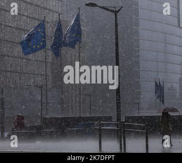 ©Nicolas Landemard / Le Pictorium/MAXPPP - Nicolas Landemard / Le Pictorium - 16/5/2021 - Belgique / Bruxelles / Bruxelles - des passants sous une pluie battante marchent a proximitte des drapeaux europeens du rond Point Schumann. / 16/5/2021 - Belgien / Brüssel / Brüssel - Passanten im strömenden Regen wandern in der Nähe der europäischen Flaggen des Schumann-Kreisel. Stockfoto