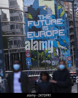 ©Nicolas Landemard / Le Pictorium/MAXPPP - Nicolas Landemard / Le Pictorium - 16/5/2021 - Belgique / Bruxelles / Bruxelles - des personnes remontent la rue de la loi non loin du Grand Graffiti -die Zukunft europas-. / 16/5/2021 - Belgien / Brüssel / Brüssel - die Menschen gehen die Rue de la loi hinauf, nicht weit von den großen Graffiti - die Zukunft europas - entfernt. Stockfoto