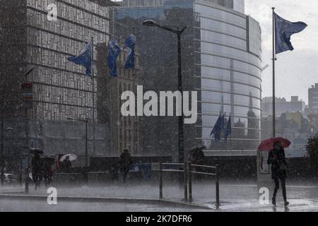 ©Nicolas Landemard / Le Pictorium/MAXPPP - Nicolas Landemard / Le Pictorium - 16/5/2021 - Belgique / Bruxelles / Bruxelles - des passants sous une pluie battante marchent a proximitte des drapeaux europeens du rond Point Schumann. / 16/5/2021 - Belgien / Brüssel / Brüssel - Passanten im strömenden Regen wandern in der Nähe der europäischen Flaggen des Schumann-Kreisel. Stockfoto